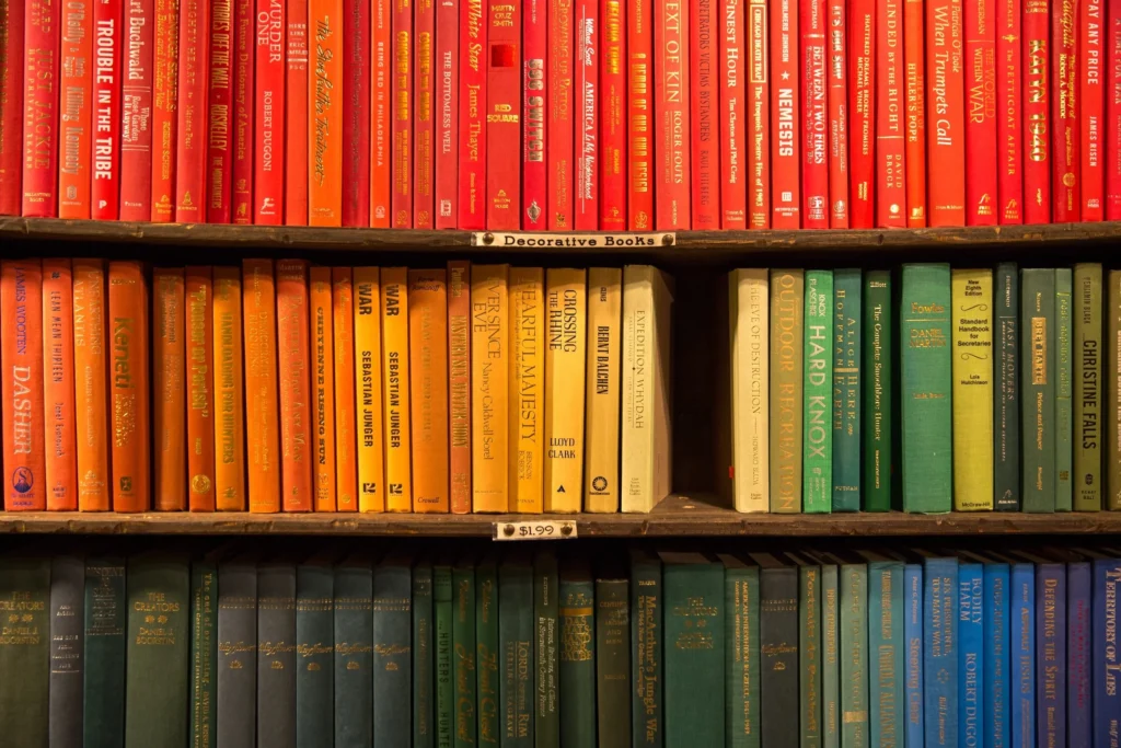 Bookshelf with books organized by the color of their spines